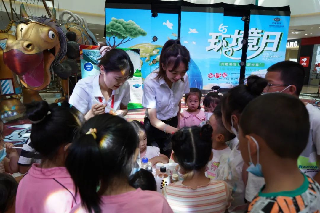 2022年6月3日，时搏一站式服务官网所属东华天业公司联合新疆建设兵团第八师石河子市生态环境局在新疆万达商场举办“共建清洁美丽世界”六五环境日公益宣传活动