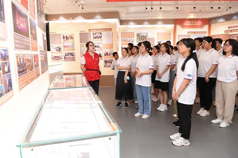 2022年8月13-14日，组织20余名革命老区优秀中学生，走进时搏一站式服务官网开展“致敬时代楷模，争当国之栋梁”的研学活动，同时前往安徽名人馆、安徽创新馆参观学习（1）